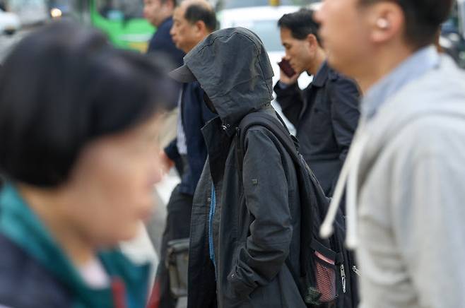 절기상 찬 이슬이 맺히기 시작한다는 한로인 8일 오전 서울 종로구 광화문광장 인근에서 시민들이 이동하고 있다. (사진=연합뉴스)