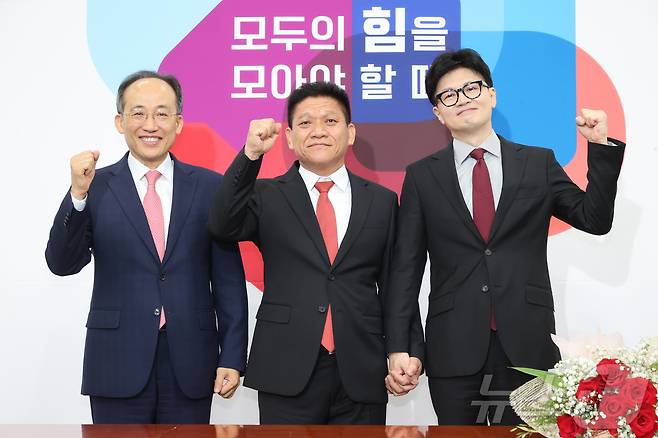 왼쪽부터 국민의힘 추경호 원내대표, 최봉의 전남 곡성군수 후보, 한동훈 당대표. ⓒ News1 김동수 기자