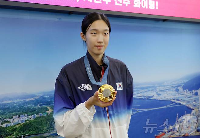 파리올림픽 태권도 여자 57kg급에서 금메달을 따낸 울산광역시 체육회 소속 김유진(23)이 16일 울산 남구 울산시청 시장실에서 메달을 들어 보이고 있다. 2024.8.16/뉴스1 ⓒ News1 김지혜 기자