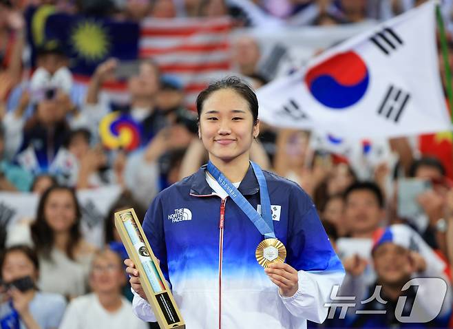 대한민국 배드민턴 대표팀 안세영이 5일 오후(한국시간) 프랑스 파리 라 샤펠 아레나에서 열린 2024 파리올림픽 배드민턴 여자 단식 시상식에서 수여 받은 금메달을 들어보이고 있다. 2024.8.5/뉴스1 ⓒ News1 박정호 기자