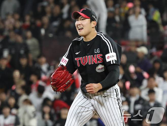 8일 오후 경기 수원시 장안구 KT위즈파크에서 열린 프로야구 '2024 신한 SOL 뱅크 KBO 포스트시즌' 준플레이오프 3차전 LG 트윈스와 KT 위즈의 경기, 8회말을 무실점으로 마무리한 LG 손주영이 기뻐하고 있다. 2024.10.8/뉴스1 ⓒ News1 김영운 기자