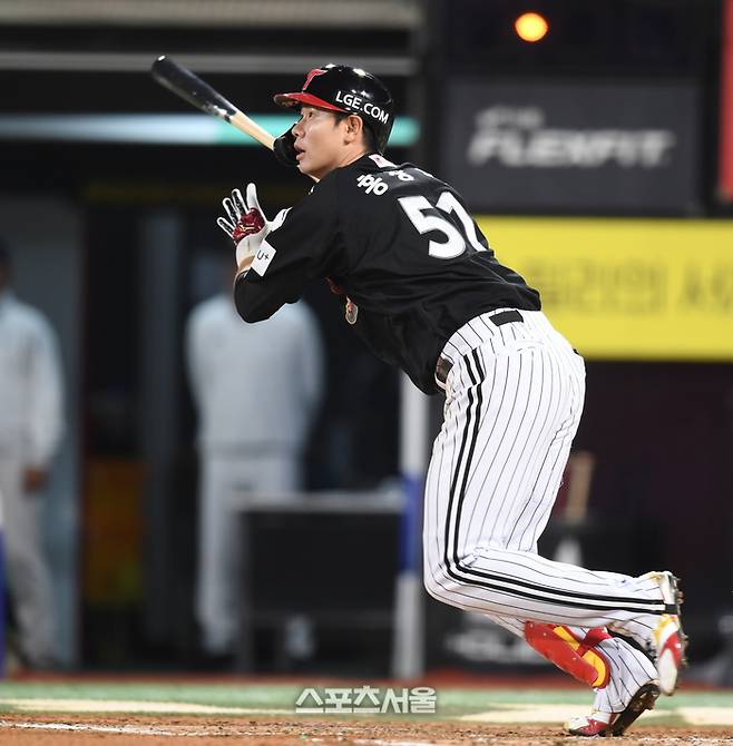 LG 홍창기가 8일 수원 KT위즈파크에서 열린 KT와 2024 KBO 준플레이오프 3차전 6회초 1사1,3루 희생타를 치고 있다.  2024. 10. 8. 수원 | 최승섭기자 thunder@sportsseoul.com