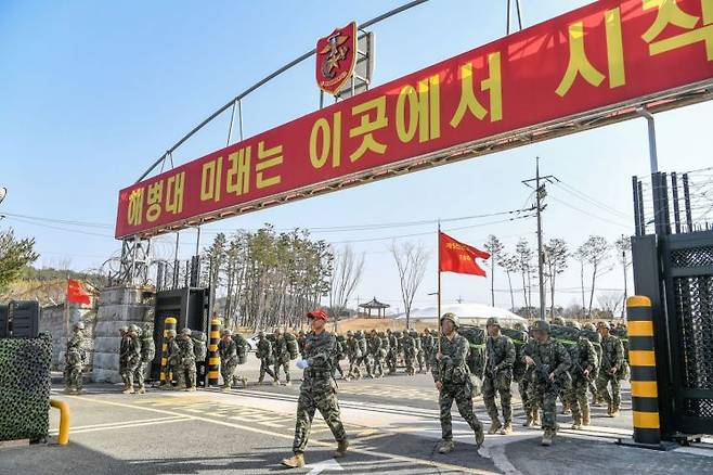 극기주를 이겨낸 신병만이 해병대의 상징인 ‘빨간 명찰’을 가슴에 달 수 있다. (사진제공=해병대)