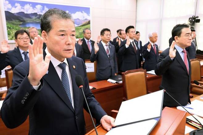 김영호 통일부 장관이 8일 오전 서울 여의도 국회에서 열린 외교통일위원회의 통일부, 민주평화통일자문회의 등에 대한 국정감사에서 증인선서를 하고 있다. [이미지출처=연합뉴스]