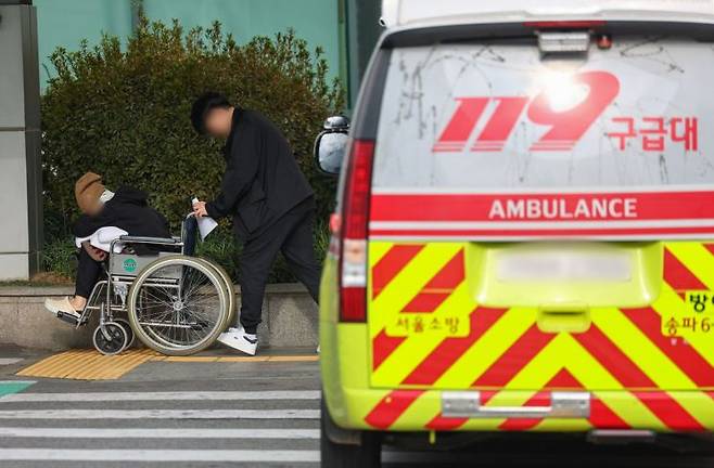 7일 오전 서울 시내 한 대형병원 응급실 앞에서 한 환자와 보호자가 이동하고 있다. 사진은 기사 중 특정 표현과 무관. [이미지출처=연합뉴스]