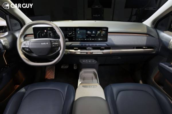 블루 컬러 시트와 오렌지 스티치가 돋보이는 실내