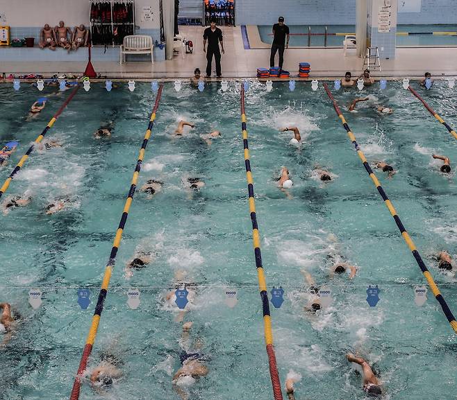 7일 경기도 수원시 스포츠아일랜드 수영장에서 팀 '앵그리 프로그' 박찬규, 박민규 코치가 특수부대 지망생들의 전투 수영 훈련을 지도하고 있다. / 고운호 기자