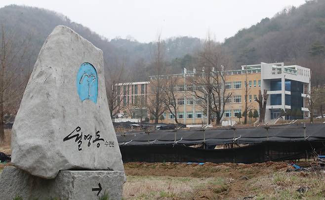 검찰과 경찰이 지난해 3월 23일 충남 금산 월명동 수련원과 세계선교본부에 대해 기독교복음선교회(JMS) 정명석 총재의 여신도 성폭행 혐의 사건과 관련 압수수색에 들어갔다. 사진은 월명동 세계선교본부 외부 모습과 수련원 표지석. /뉴스1