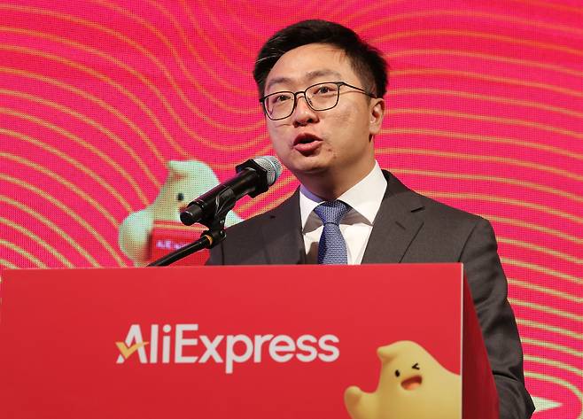 서울 강남구 그랜드인터콘티넨탈파르나스호텔에서 열린 '제1회 알리익스프레스 코리아 셀러 포럼'에서 레이 장 알리익스프레스 코리아 대표가 사업 계획을 소개하고 있다. /연합뉴스