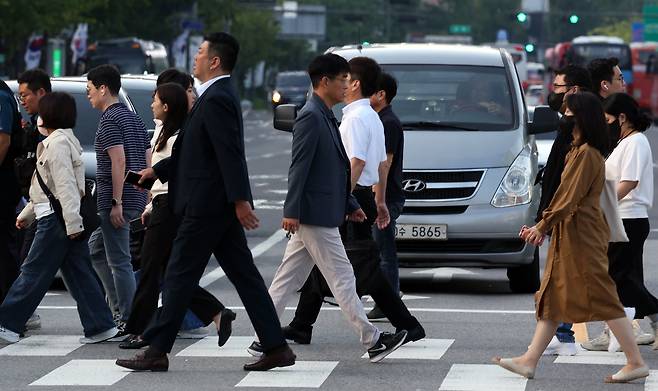 쌀쌀한 아침 서울 광화문 네거리에서 시민들이 긴소매 옷을 입고 출근하고 있다. /뉴스1