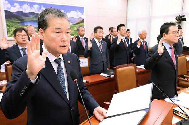 김영호 통일부 장관이 8일 오전 국회에서 열린 외교통일위원회의 통일부·민주평화통일자문회의 등에 대한 국정감사에서 증인선서를 하고 있다. ⓒ연합뉴스