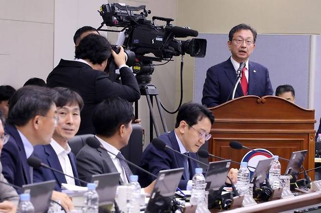 정승윤 국민권익위원회 부위원장이 8일 정부세종청사에서 열린 국회 정무위원회 국정감사에서 질의에 답하고 있다. ⓒ연합뉴스