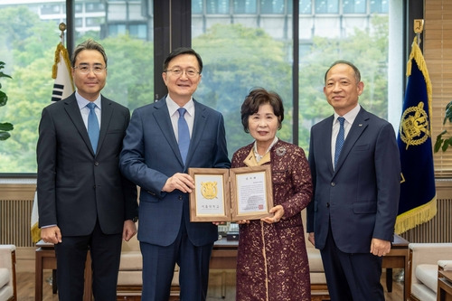 최현규 한국콜마 대표이사(오른쪽부터), 김성애 여사, 유홍림 서울대학교 총장, 허현행 한국콜마 부사장이 서울대학교 인문대학 발전기금 전달식에서 기념 촬영했다. [자료:한국콜마]