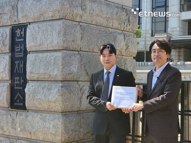 이철우 한국게임이용자협회장(왼쪽)과 게임 전문 유튜브 채널 'G식백과'를 운영하는 김성회 씨가 게임산업법 제32조2항3호에 대해 위헌을 주장하며 헌법소원을 제기했다.