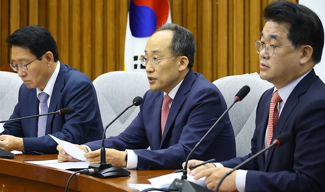 추경호 국민의힘 원내대표(가운데)가 8일 오전 서울 여의도 국회에서 열린 국정감사대책회의에서 발언하고 있다. 윤운식 선임기자 yws@hani.co.kr