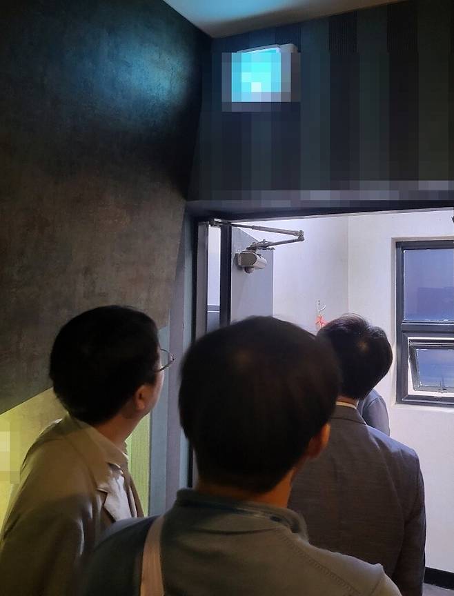 계단과 연결되는 문을 점검하는 모습. 이승욱기자