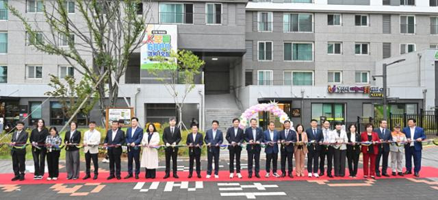 이철우 경북지사 등이 8일 오후 경북 경산시 하양읍 한 아파트단지 1층에 마련한 'K보듬 6000' 1호점 개소식 테이프커팅을 하고 있다. 경북도 제공