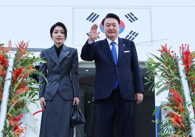 필리핀 국빈 방문을 마친 윤석열 대통령과 부인 김건희 여사가 7일(현지시각) 마닐라 니노이 아키노 국제공항에서 싱가포르 국빈 방문을 위해 공군1호기에 탑승하며 인사하고 있다. 마닐라=뉴시스