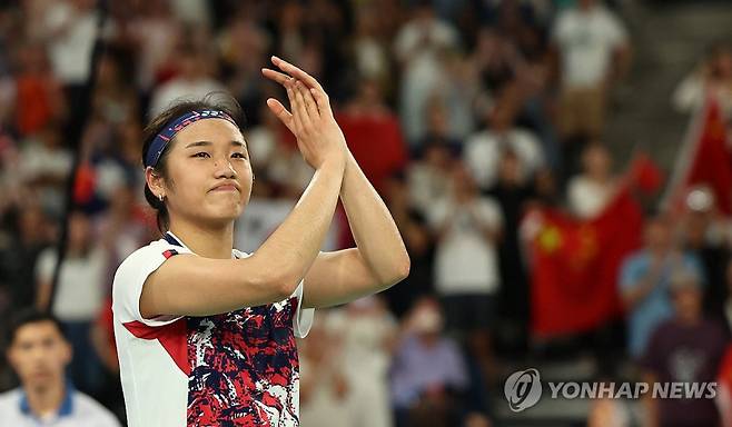 금메달 획득하고 환호하는 안세영_(파리=연합뉴스) 김인철 기자 = 5일(현지시간) 프랑스 파리 포르트드 라 샤펠 아레나에서 열린 2024 파리올림픽 배드민턴 여자 단식 결승전에서 중국 허빙자오를 이기고 우승을 차지한 한국 안세영이 환호하고 있다. 2024.8.5 yatoya@yna.co.kr