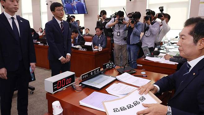 정청래 법사위원장, 김영철 검사 동행명령장 전달