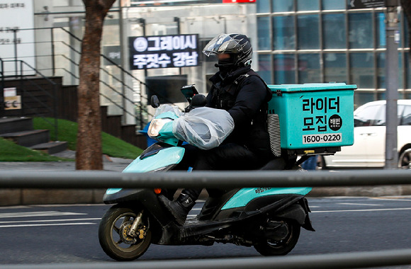 서울 강남구 강남역 인근에서 배민라이더스가 이동하고 있다.  [사진=뉴시스]