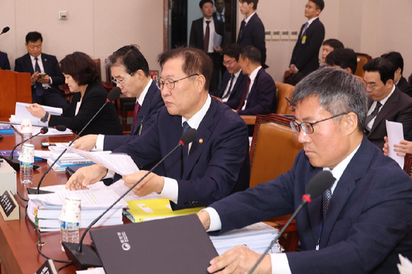 박성재 법무부 장관이 8일 오전 서울 여의도 국회 법제사법위원회에서 열린 법무부 등에 대한 국정감사에서 답변 자료를 검토하고 있다. 2024.10.08. [사진=뉴시스]