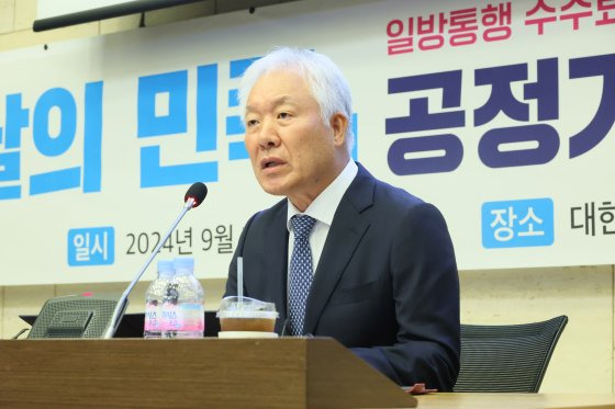 배민의 차등 수수료 검토에 대해 한국프랜차이즈산업협회는 수수료 상한을 현행 수준보다 낮춰야 한다는 입장을 밝혔다. 사진은 지난달 27일 서울 중구 대한상공회의소에서 정현식 한국프랜차이즈산업협회 회장이배달의 민족 공정거래법 위반 신고 기자간담회를 열고 발언하는 모습. 사진 연합뉴스