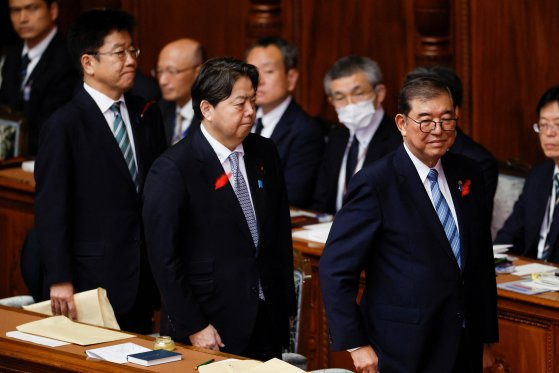 이시바 시게루 일본 총리(오른쪽)이 지난 4일 일본 국회에 참석하고 있다. 로이터=연합뉴스