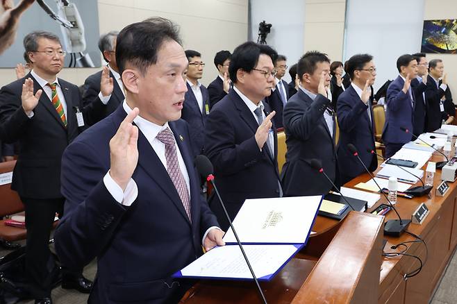 김태규 방송통신위원장 직무대행이 7일 서울 여의도 국회에서 열린 과학기술정보방송통신위원회의 방송통신위원회 등에 대한 국정감사에서 증인선서를 하고 있다. /연합뉴스