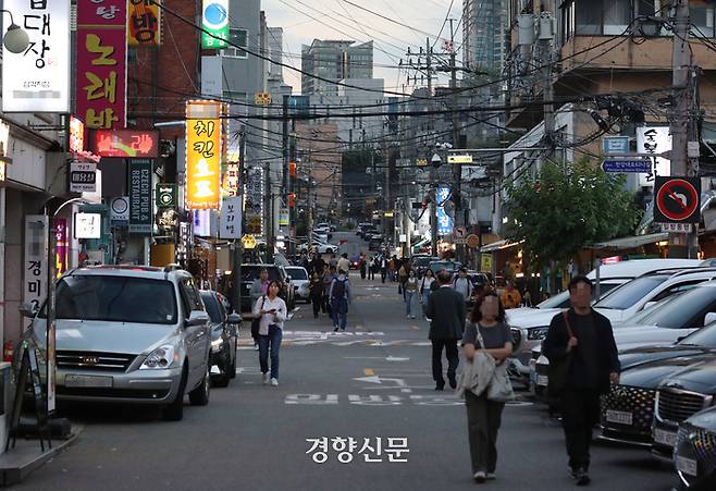 시민들이 지난달 27일 서울 용산구 삼각지역 상권 내 대표 거리를 지나고 있다. 삼각지역 상권이 가장 활발한 금요일 저녁이지만, 거리를 걷는 시민들이 많지는 않았다. 권도현 기자