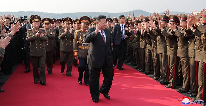 북한 김정은 국방위원장이 7일 창립 60주년을 맞이한 김정은국방종합대학을 축하방문하고 연설을 했다고 조선중앙통신이 8일 보도했다. 연합뉴스