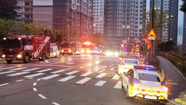 8일 새벽 동래구 한 아파트에 화재 경보기가 인근 도로에 출동한 소방차와 경찰차가 대기하고 있다. 박호걸 기자