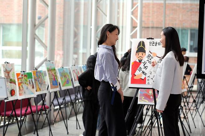 계명대가 한글날을 기념해 외국인 유학생들을 대상으로 ‘한글 이름 꾸미기’ 대회 수상작 전시회를 열었다. 계명대 제공