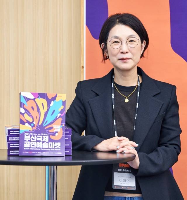 이미연 부산문화재단 대표가 지난 6일 부산아트마켓이 열리는 장소 중 하나인 부산문화회관에서 국민일보와 만나고 있다.    부산문화재단