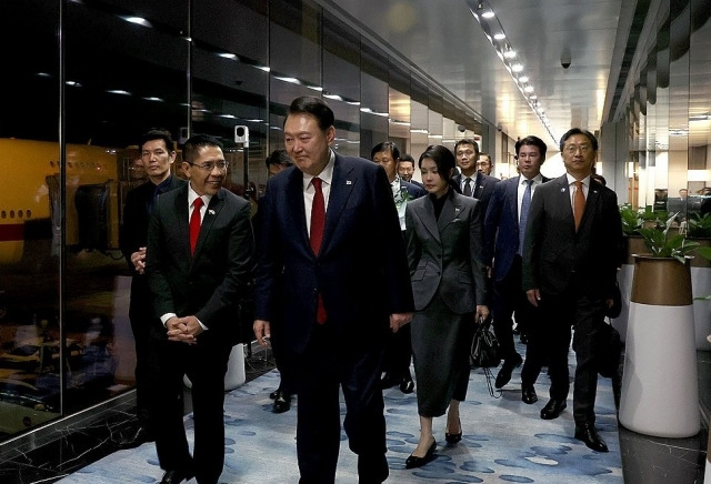 싱가포르를 국빈 방문한 윤석열 대통령이 7일(현지시간) 싱가포르 창이 국제공항에 도착해 영접 나온 말리 키 싱가포르 명예수행장관과 대화하며 공항을 나서고 있다. 연합뉴스