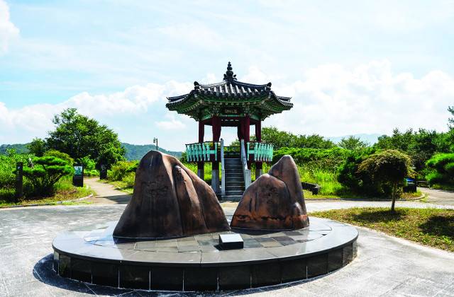 진안마이산휴게소 마이산 조형물 뒤 마이정.