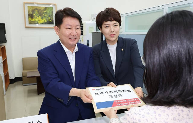 국민의힘 소속 국회 국회교통위원회 위원인 김은혜 의원(오른쪽)과 권영진 의원이 지난 7월 15일 서울 여의도 의안과에 당론으로 발의한 ‘전세사기피해자 지원 및 주거안정 특별법안’을 제출하고 있다. 연합뉴스