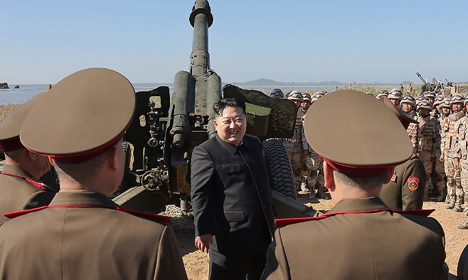 김정은, 포병학교 졸업생들 포실탄사격훈련 현지지도/사진=연합뉴스