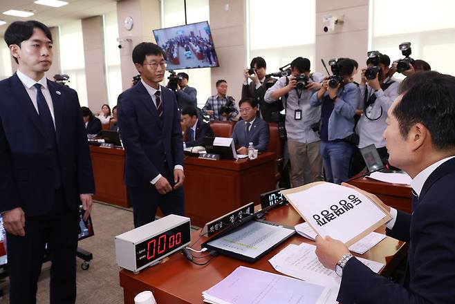 8일 국회에서 열린 법제사법위원회의 회의에서 정청래 위원장이 이날 국정감사에 증인으로 출석하지 않은 김영철 서울북부지검 차장검사에 대한 동행명령장을 경위들에게 전달하고 있다 / 사진 = 연합뉴스