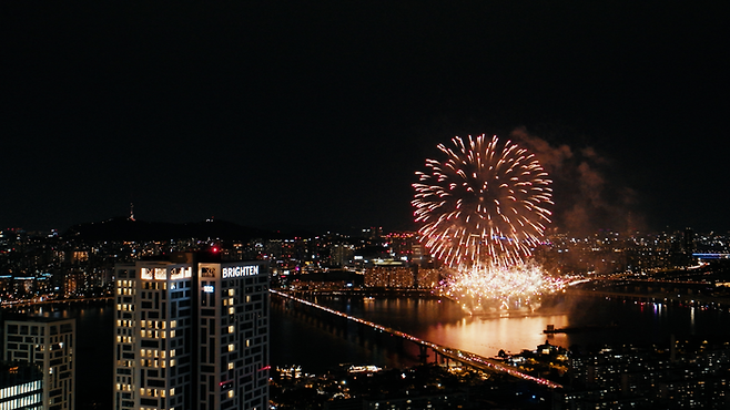 브라이튼 여의도 인근에서 드론으로 촬영한 세계불꽃축제 광경. [자료제공 = 신영]