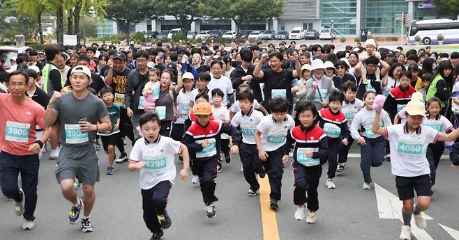 대구가톨릭대 '기부·후원 마라톤'에 참가한 대학 구성원과 지역민들./사진제공=대구가톨릭대