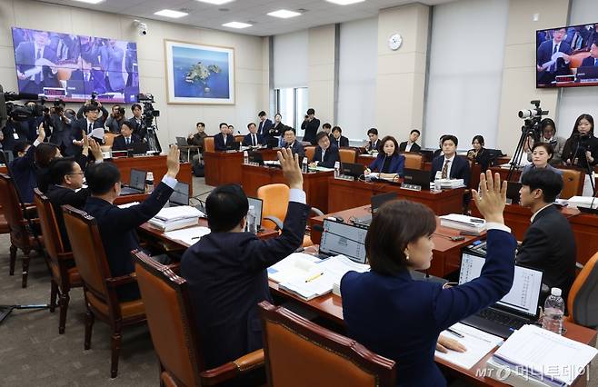 [서울=뉴시스] 고승민 기자 = 김영호 국회 교육위원장과 의원들이 8일 서울 여의도 국회에서 열린 교육위원회의 교육부 등 8개 기관 국정감사에서 증인 동행명령 발부 관련 거수 투표를 하고 있다. 2024.10.08. kkssmm99@newsis.com /사진=고승민