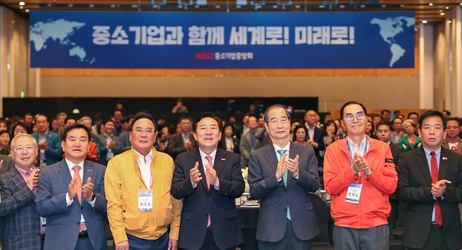 한덕수 국무총리(왼쪽 다섯번째), 김기문(가운데) 중소기업중앙회장 등 주요 인사들이 8일 개막한 ‘2024 중소기업 리더스포럼’에 참석한 모습. [중기중앙회 제공]