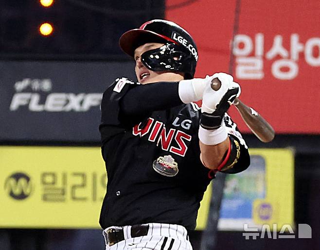 [수원=뉴시스] 김금보 기자 = 8일 경기도 수원케이티위즈파크에서 열린 2024 KBO 포스트시즌 준플레이 오프 3차전 LG 트윈스와 kt 위즈의 경기, 2회초 1사 주자없는 상황 LG 박동원이 솔로홈런을 치고 있다. 2024.10.08. kgb@newsis.com