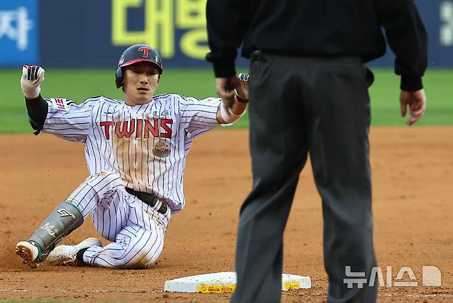 [서울=뉴시스] 김근수 기자 =  6일 오후 서울 송파구 잠실야구장에서 열린 2024 프로야구 준플레이오프 2차전 kt 위즈와 LG 트윈스의 경기, 6회말 1사 만루에서 LG 신민재가 좌익수 앞 안타를 날린 후 실책을 틈타 3루까지 진루하고 있다. 2024.10.06. ks@newsis.com