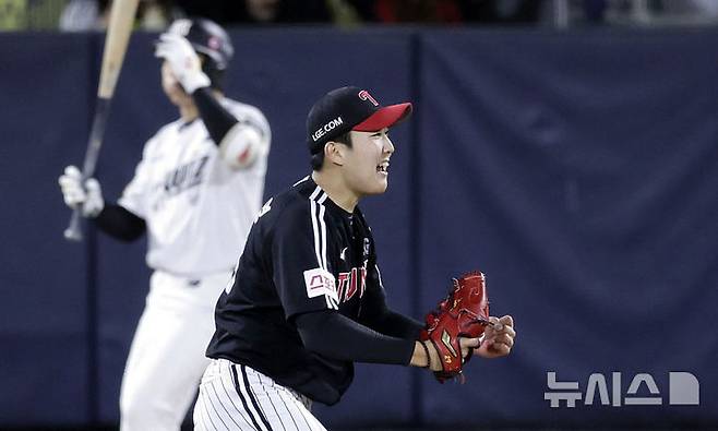 [수원=뉴시스] 최동준 기자 = 8일 경기도 수원케이티위즈파크에서 열린 2024 KBO 포스트시즌 준플레이오프 3차전 LG 트윈스와 kt 위즈의 경기에서 8회말 LG 투수 손주영이 kt 오윤석을 삼진으로 잡아낸 뒤 기뻐하고 있다. 2024.10.08. photocdj@newsis.com