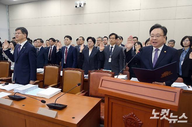 조규홍 보건복지부 장관이 7일 서울 여의도 국회 보건복지위원회에서 열린 보건복지부·질병관리청에 대한 국정감사에서 증인선서를 하고 있다. 윤창원 기자