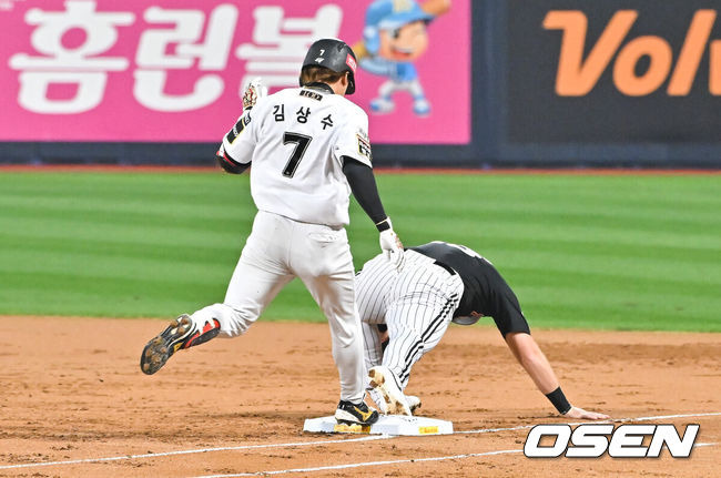 [OSEN=수원, 박준형 기자] 8일 수원KT위즈파크에서 2024 신한 SOL뱅크 KBO 포스트시즌 준플레이오프 3차전 KT 위즈와 LG 트윈스의 경기가 진행됐다.이날 KT는 벤자민을, LG는 최원태를 선발 투수로 내세웠다.2회말 1사 KT 김상수의 내야안타때 오스틴 1루수가 베이스에 발이 떨어지며 김상수의 진루를 허용하고 있다.   2024.10.08/ soul1014@osen.co.kr