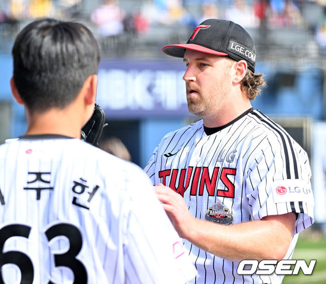 [OSEN=잠실, 민경훈 기자] 5일 서울 잠실야구장에서 2024 신한 SOL뱅크 KBO 포스트시즌 준플레이오프 1차전 LG 트윈스와 KT 위즈의 경기가 열렸다.이날 LG는 엔스, KT는 고영표를 선발 투수로 내세웠다.1회초를 마친 LG 선발 엔스가 기뻐하고 있다. 2024.10.05 / rumi@osen.co.kr