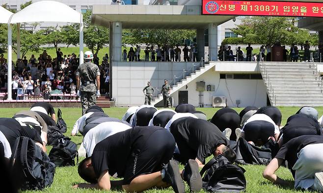 지난 7월 29일 경북 포항의 해병대 교육훈련단에서 열린 해병대 1308기 신병 입영행사에서 신병들이 가족에게 절을 하고 있다. 연합뉴스